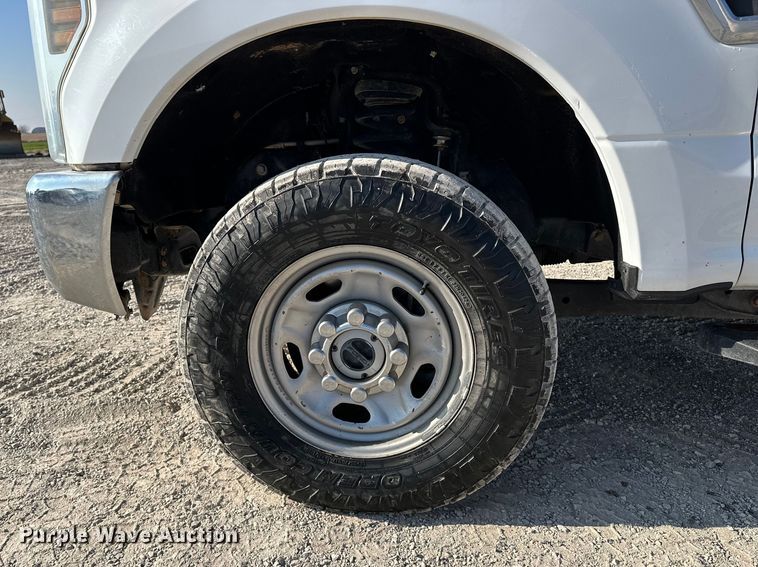 image for item EE4453 2018 Ford F250 Super Duty Crew Cab flatbed pickup truck