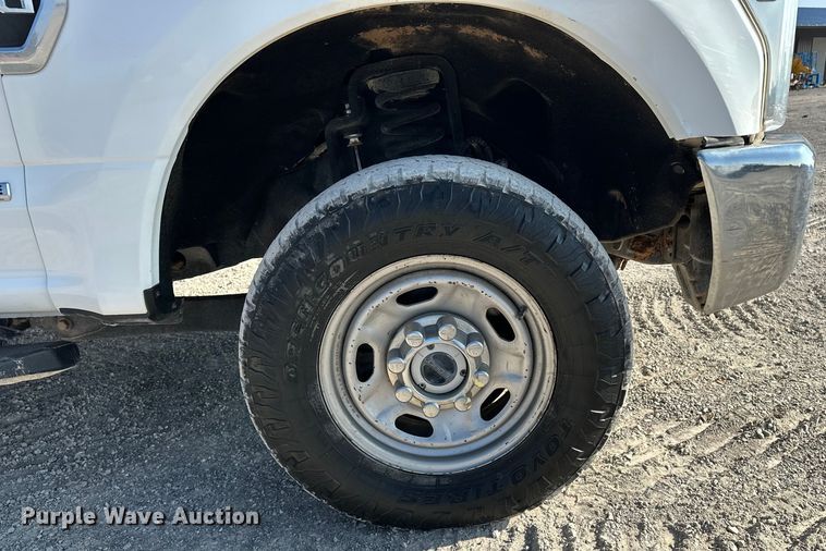 image for item EE4453 2018 Ford F250 Super Duty Crew Cab flatbed pickup truck