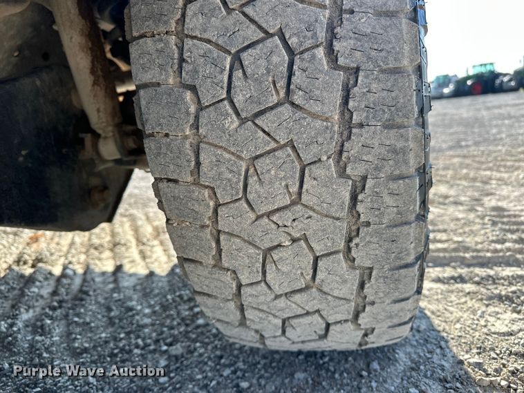 image for item EE4453 2018 Ford F250 Super Duty Crew Cab flatbed pickup truck