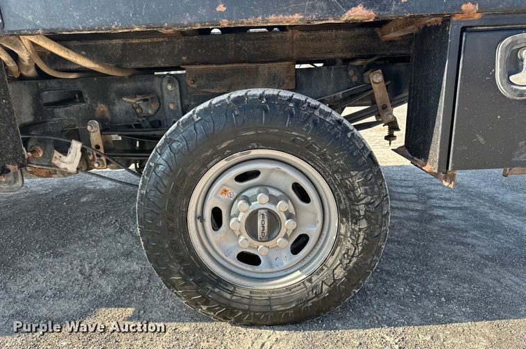 image for item EE4453 2018 Ford F250 Super Duty Crew Cab flatbed pickup truck