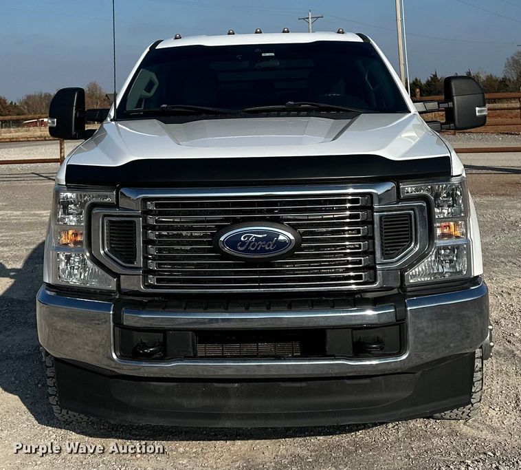 image for item EE4467 2022 Ford F350 Super Duty  Crew Cab flatbed pickup truck