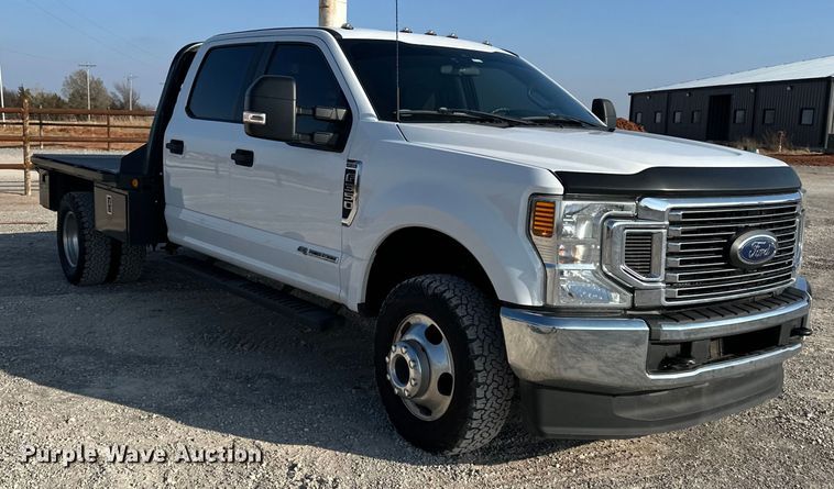 image for item EE4467 2022 Ford F350 Super Duty  Crew Cab flatbed pickup truck