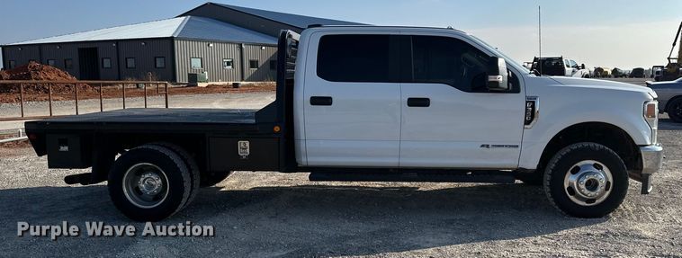 image for item EE4467 2022 Ford F350 Super Duty  Crew Cab flatbed pickup truck