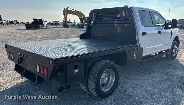 image for item EE4467 2022 Ford F350 Super Duty  Crew Cab flatbed pickup truck