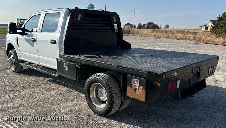 image for item EE4467 2022 Ford F350 Super Duty  Crew Cab flatbed pickup truck