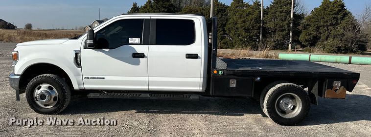 image for item EE4467 2022 Ford F350 Super Duty  Crew Cab flatbed pickup truck