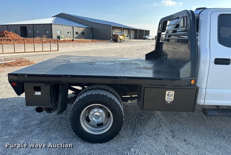 image for item EE4467 2022 Ford F350 Super Duty  Crew Cab flatbed pickup truck