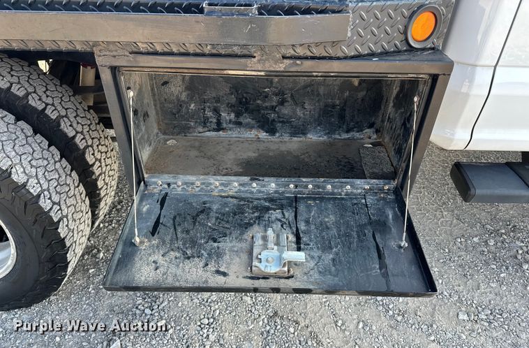 image for item EE4467 2022 Ford F350 Super Duty  Crew Cab flatbed pickup truck