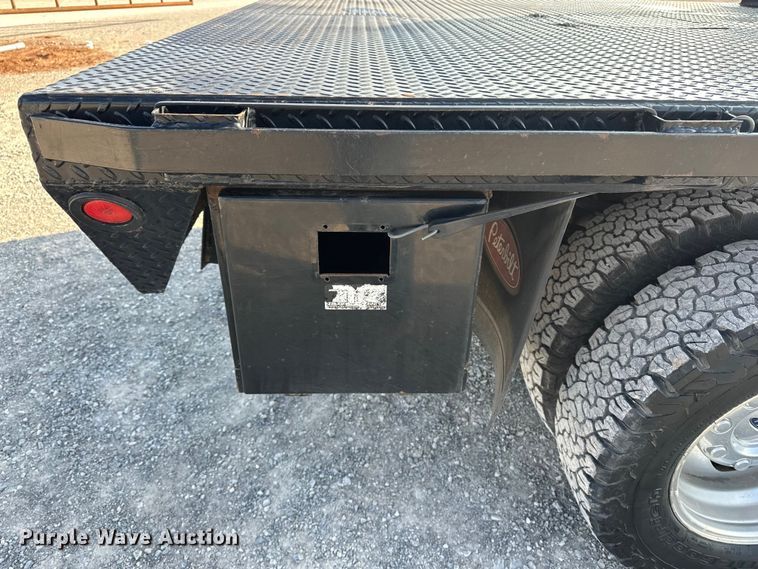 image for item EE4467 2022 Ford F350 Super Duty  Crew Cab flatbed pickup truck
