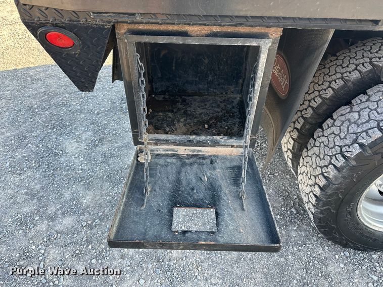 image for item EE4467 2022 Ford F350 Super Duty  Crew Cab flatbed pickup truck