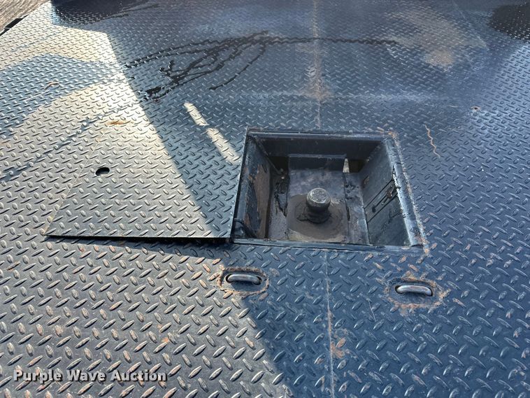 image for item EE4467 2022 Ford F350 Super Duty  Crew Cab flatbed pickup truck