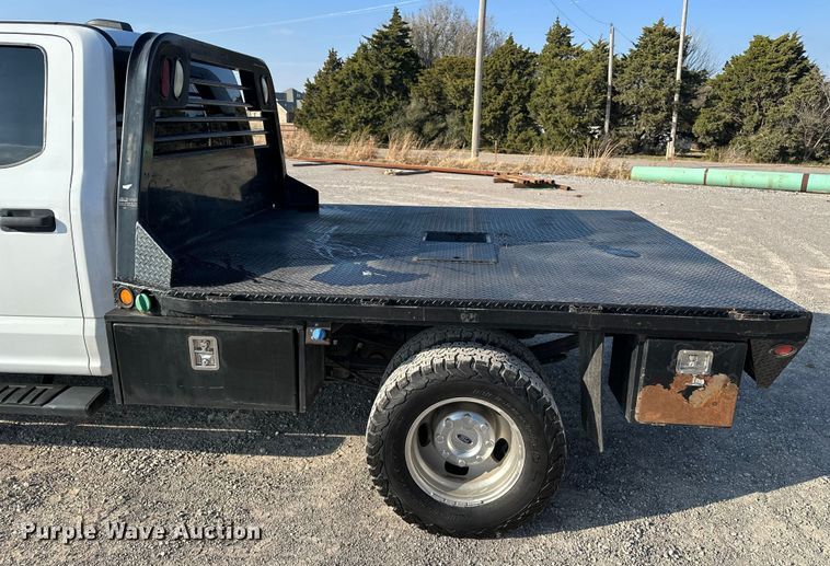 image for item EE4467 2022 Ford F350 Super Duty  Crew Cab flatbed pickup truck