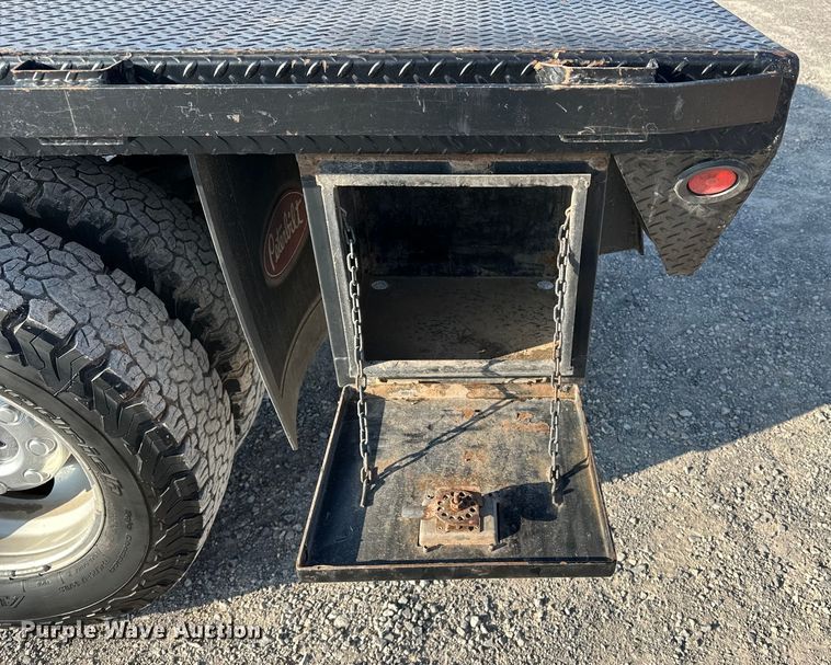 image for item EE4467 2022 Ford F350 Super Duty  Crew Cab flatbed pickup truck