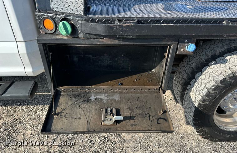 image for item EE4467 2022 Ford F350 Super Duty  Crew Cab flatbed pickup truck