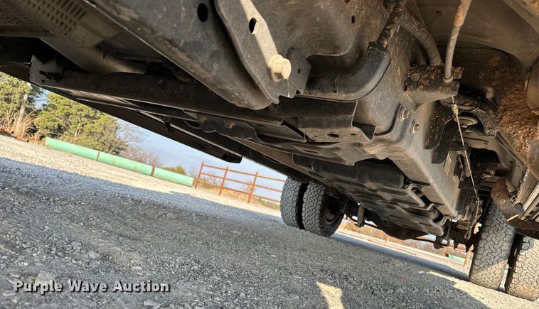 image for item EE4467 2022 Ford F350 Super Duty  Crew Cab flatbed pickup truck