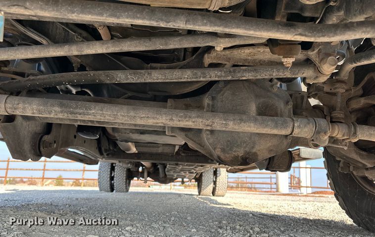 image for item EE4467 2022 Ford F350 Super Duty  Crew Cab flatbed pickup truck