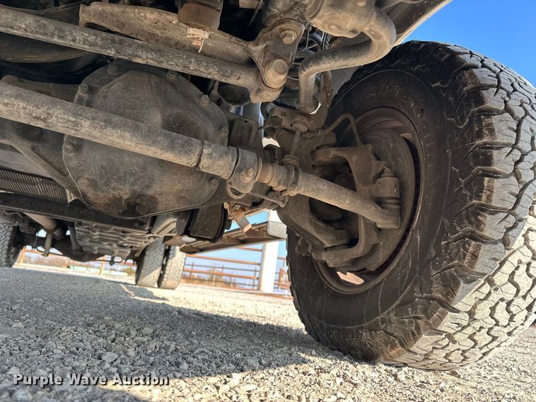 image for item EE4467 2022 Ford F350 Super Duty  Crew Cab flatbed pickup truck