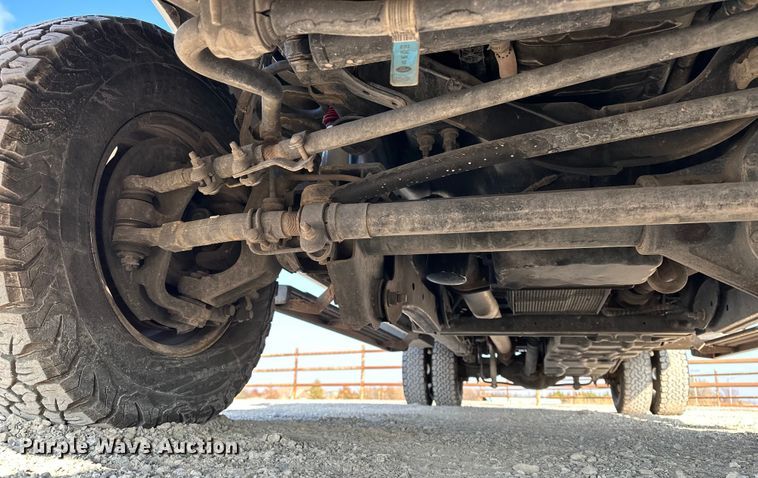 image for item EE4467 2022 Ford F350 Super Duty  Crew Cab flatbed pickup truck