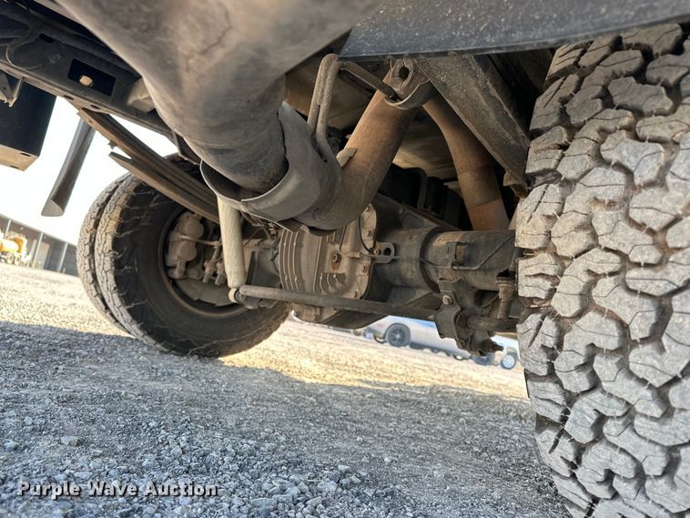 image for item EE4467 2022 Ford F350 Super Duty  Crew Cab flatbed pickup truck