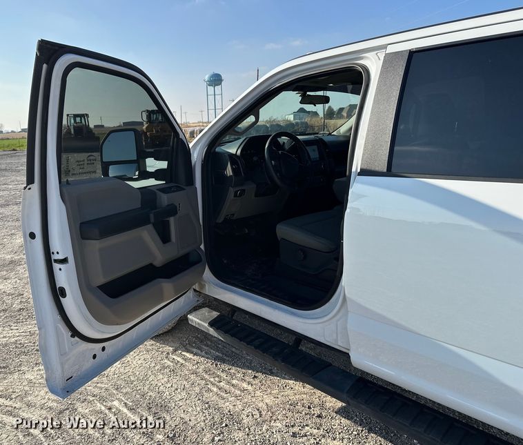 image for item EE4467 2022 Ford F350 Super Duty  Crew Cab flatbed pickup truck