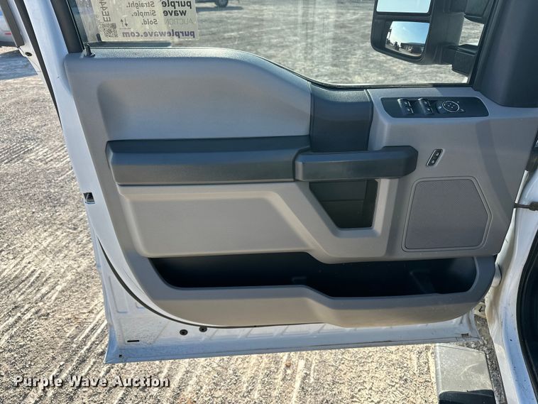 image for item EE4467 2022 Ford F350 Super Duty  Crew Cab flatbed pickup truck