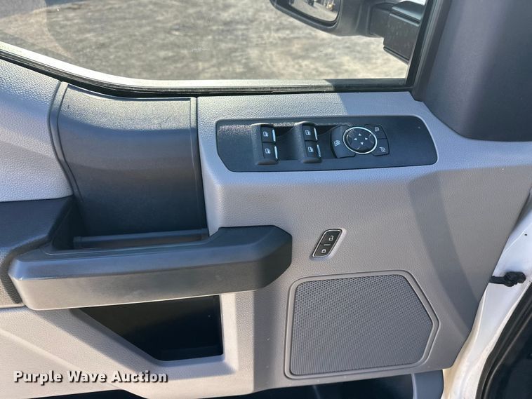 image for item EE4467 2022 Ford F350 Super Duty  Crew Cab flatbed pickup truck