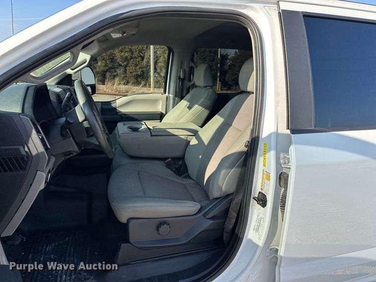 image for item EE4467 2022 Ford F350 Super Duty  Crew Cab flatbed pickup truck