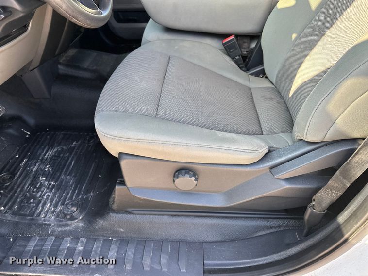 image for item EE4467 2022 Ford F350 Super Duty  Crew Cab flatbed pickup truck