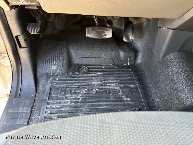 image for item EE4467 2022 Ford F350 Super Duty  Crew Cab flatbed pickup truck