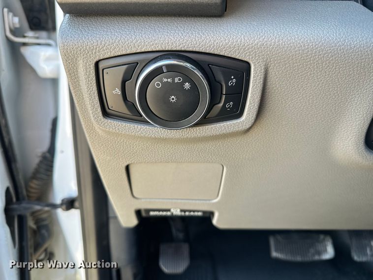 image for item EE4467 2022 Ford F350 Super Duty  Crew Cab flatbed pickup truck