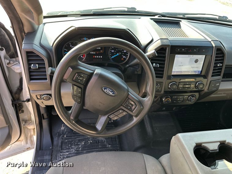 image for item EE4467 2022 Ford F350 Super Duty  Crew Cab flatbed pickup truck