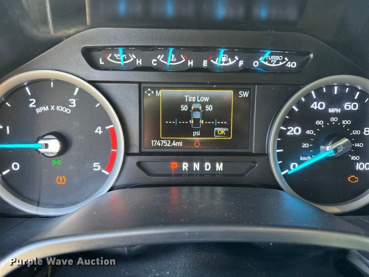 image for item EE4467 2022 Ford F350 Super Duty  Crew Cab flatbed pickup truck