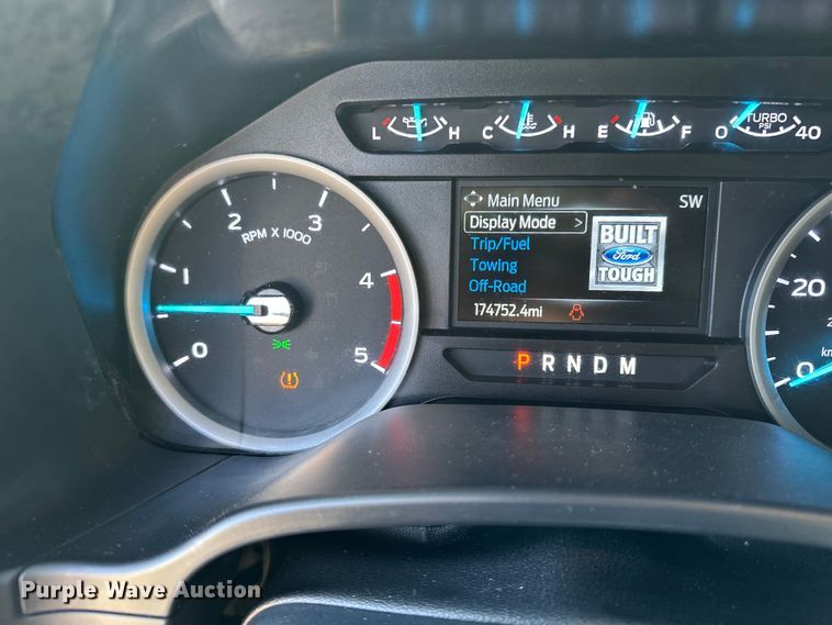 image for item EE4467 2022 Ford F350 Super Duty  Crew Cab flatbed pickup truck