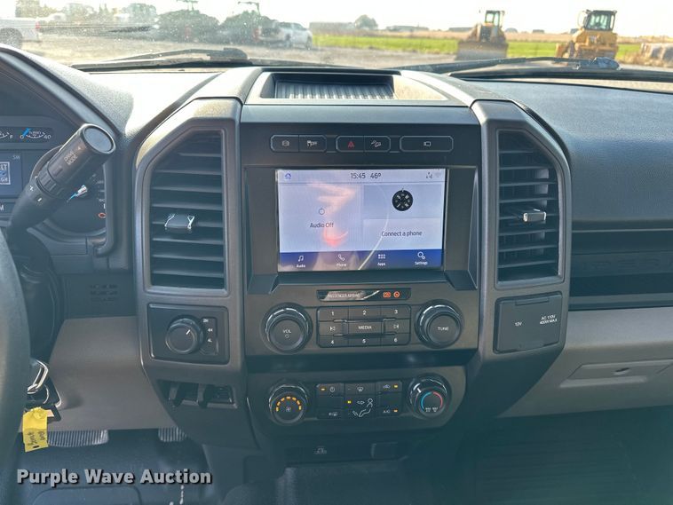 image for item EE4467 2022 Ford F350 Super Duty  Crew Cab flatbed pickup truck