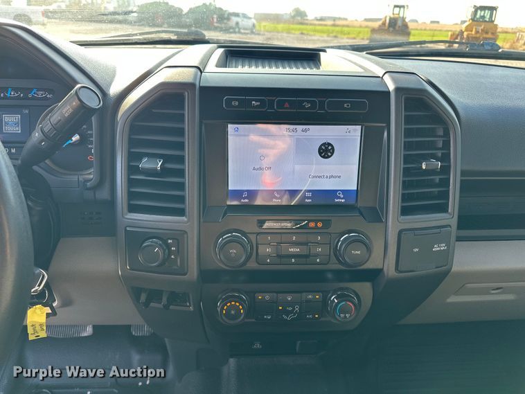 image for item EE4467 2022 Ford F350 Super Duty  Crew Cab flatbed pickup truck