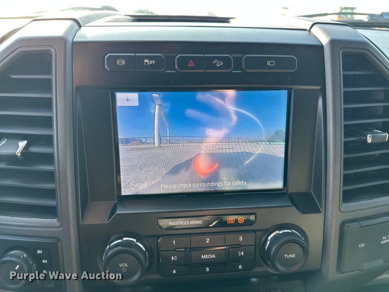 image for item EE4467 2022 Ford F350 Super Duty  Crew Cab flatbed pickup truck