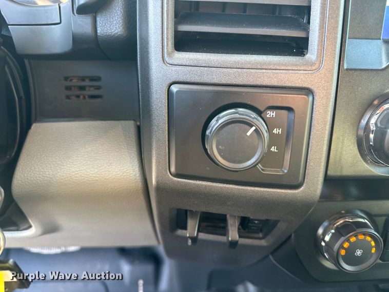 image for item EE4467 2022 Ford F350 Super Duty  Crew Cab flatbed pickup truck