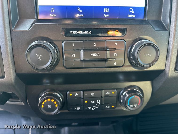 image for item EE4467 2022 Ford F350 Super Duty  Crew Cab flatbed pickup truck