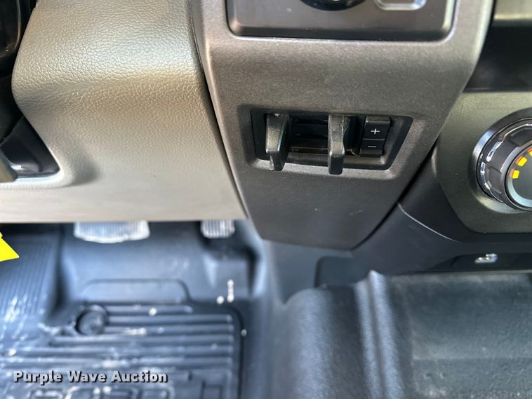 image for item EE4467 2022 Ford F350 Super Duty  Crew Cab flatbed pickup truck