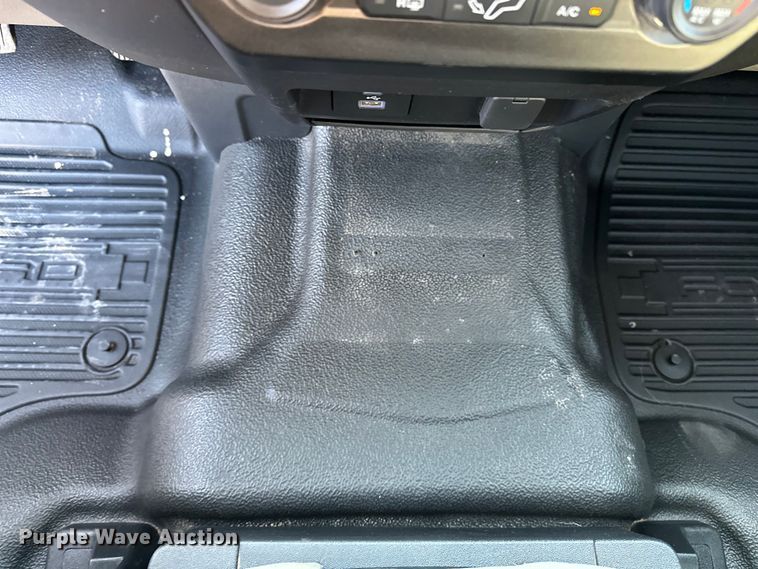 image for item EE4467 2022 Ford F350 Super Duty  Crew Cab flatbed pickup truck