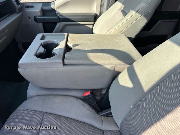 image for item EE4467 2022 Ford F350 Super Duty  Crew Cab flatbed pickup truck