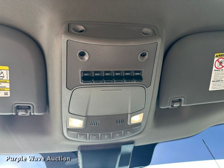 image for item EE4467 2022 Ford F350 Super Duty  Crew Cab flatbed pickup truck