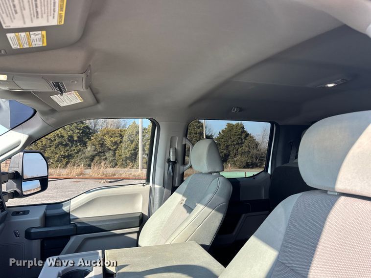 image for item EE4467 2022 Ford F350 Super Duty  Crew Cab flatbed pickup truck