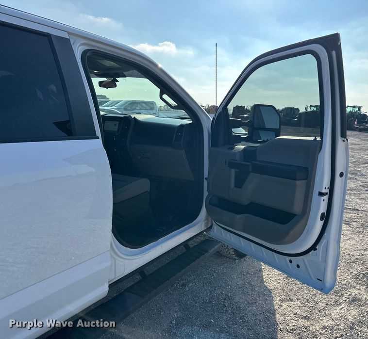 image for item EE4467 2022 Ford F350 Super Duty  Crew Cab flatbed pickup truck