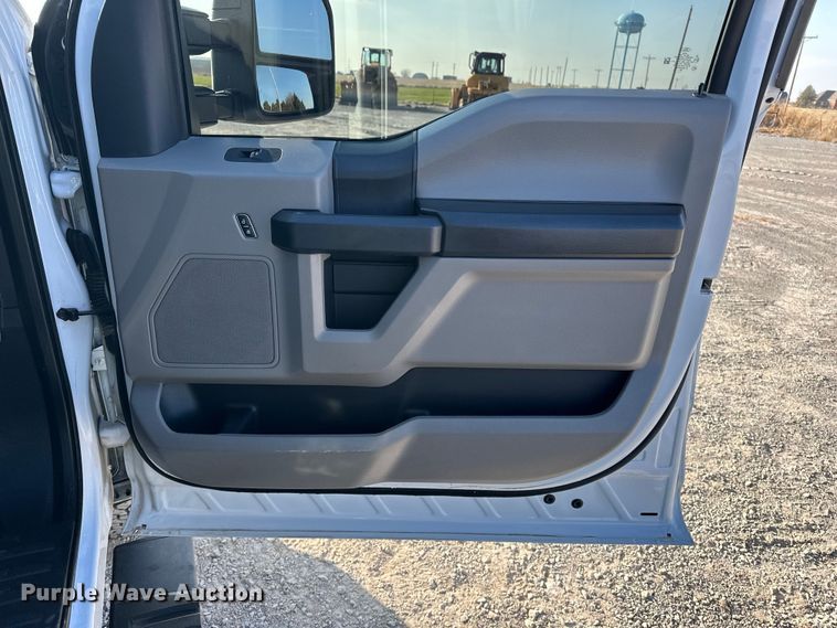 image for item EE4467 2022 Ford F350 Super Duty  Crew Cab flatbed pickup truck