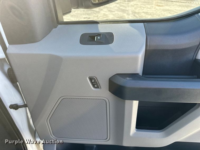 image for item EE4467 2022 Ford F350 Super Duty  Crew Cab flatbed pickup truck