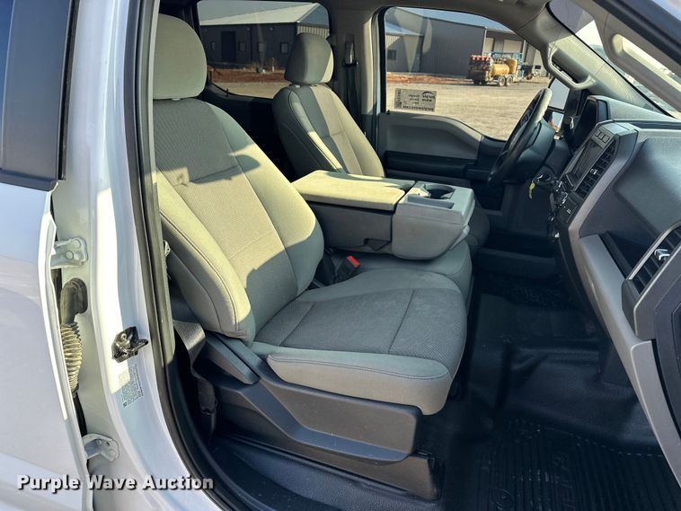 image for item EE4467 2022 Ford F350 Super Duty  Crew Cab flatbed pickup truck