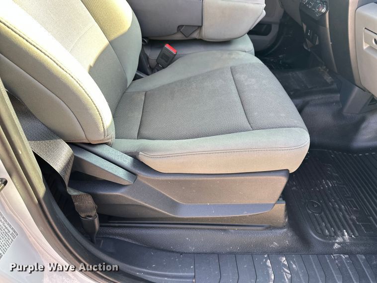 image for item EE4467 2022 Ford F350 Super Duty  Crew Cab flatbed pickup truck