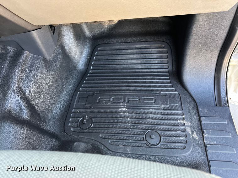 image for item EE4467 2022 Ford F350 Super Duty  Crew Cab flatbed pickup truck