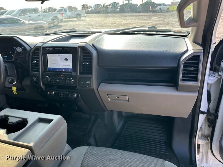 image for item EE4467 2022 Ford F350 Super Duty  Crew Cab flatbed pickup truck